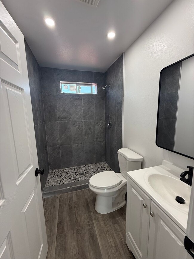 Building Photo - 2 bed, 1 bath ADU with private yard and laundry