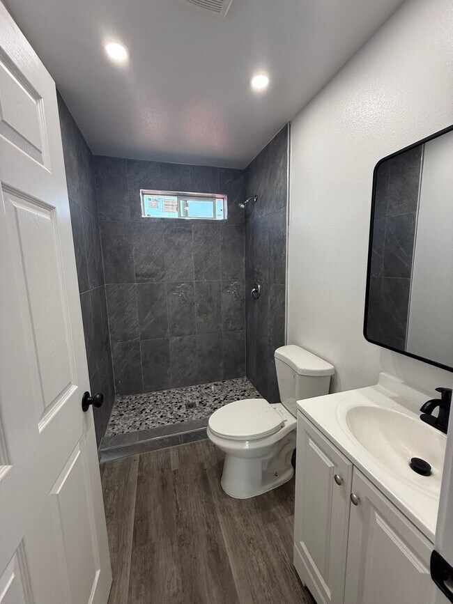 Foto del edificio - 2 bed, 1 bath ADU with private yard and laundry