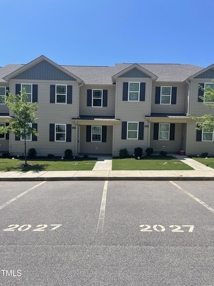 Foto principal - 2027 Wiggins Village Dr