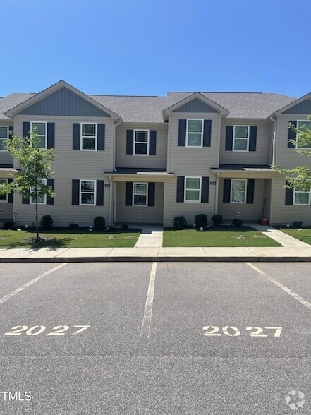 Building Photo - 2027 Wiggins Village Dr