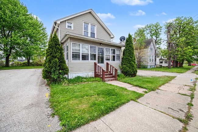Building Photo - 1 Bedroom Rental in Saginaw $750/Month
