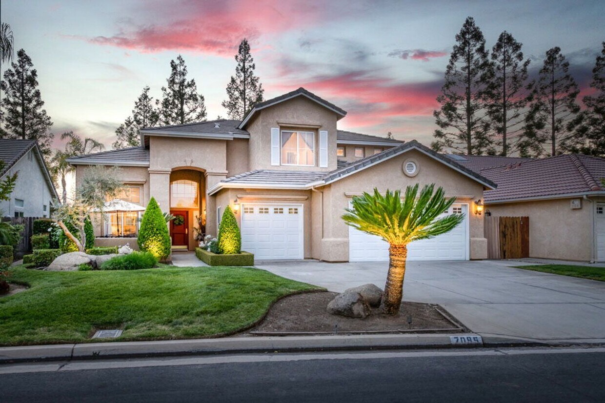 Foto principal - Impressive 4 Bedroom 2.5 Bath home with Po...
