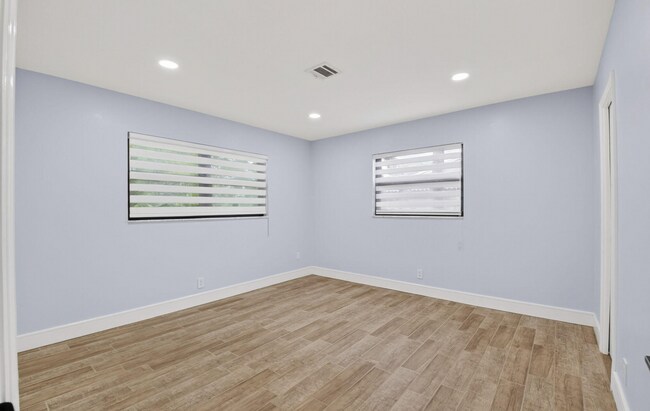 Building Photo - 725 Heron Dr