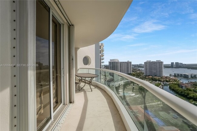 Foto del edificio - 7000 Island Blvd
