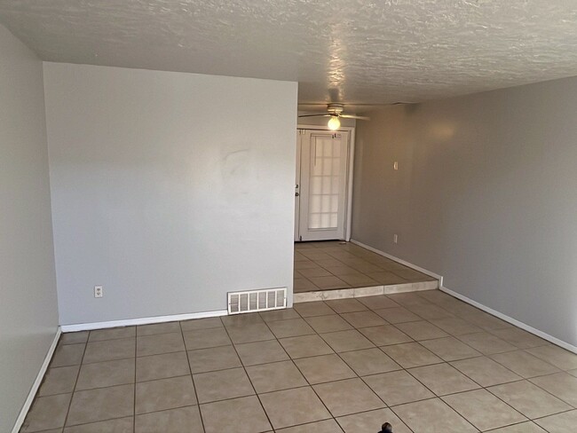 Building Photo - 1 Bedroom 1 Bath in OKC! Half off on the f...