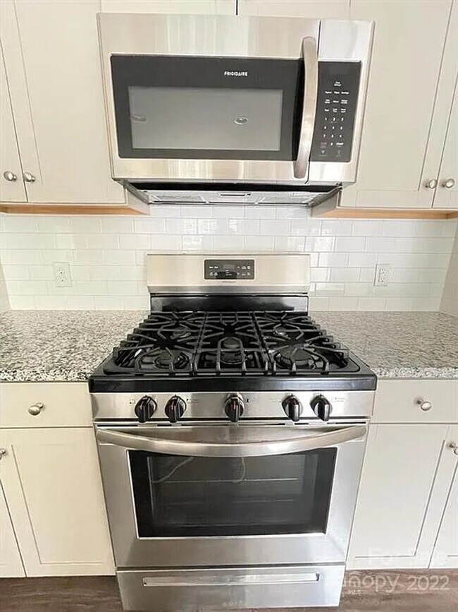 Foto del edificio - Room in 3 Bedroom Townhome at Harris Bay Rd