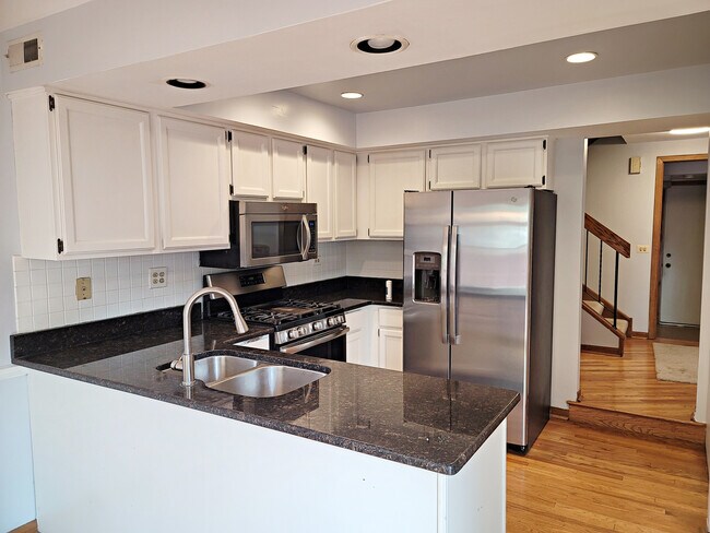 Foto del edificio - 14 White Pine Dr