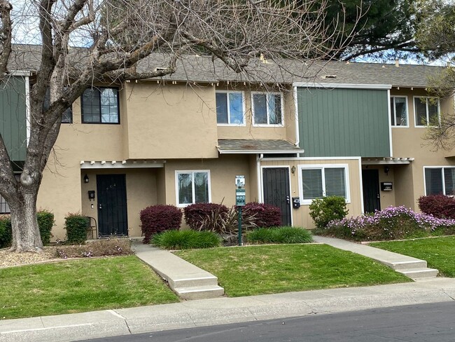 Building Photo - Tastefully Renovated Townhouse Available t...