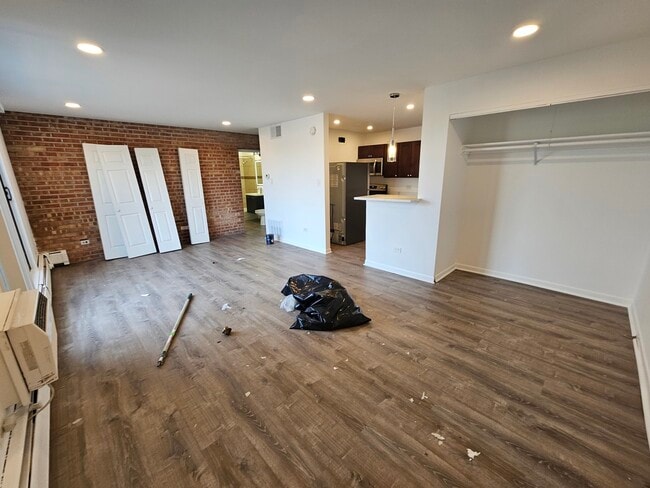 Building Photo - 2250 N Lincoln Ave