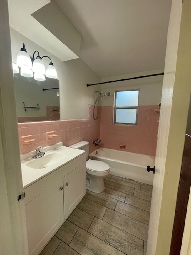 Foto del edificio - 2 Bed 1 Bath Home | Pet Friendly | Washer Dryer Hook Ups | Section 8 Welcome