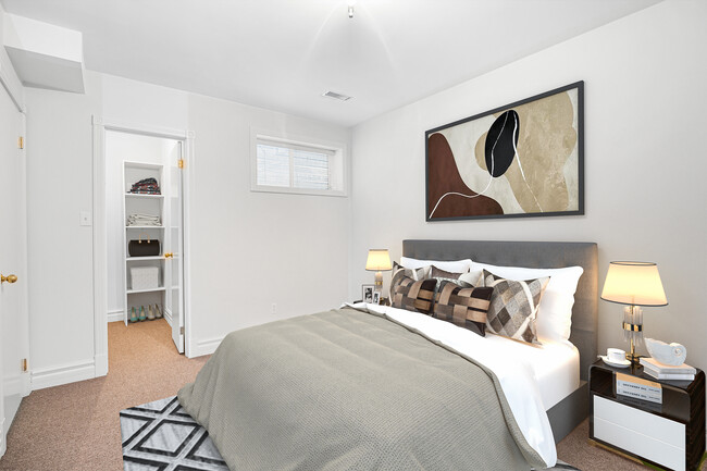 Building Photo - Beautiful Bright and airy apartment in tre...