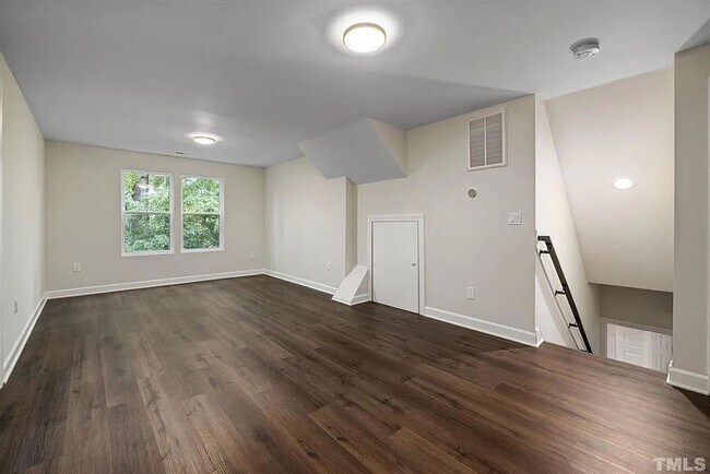 Foto del edificio - Room in 5 Bedroom Home at Parktree Cir