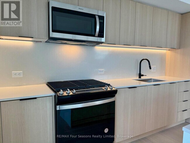 Building Photo - 31 Huron St