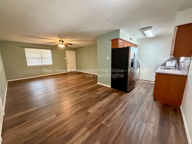 Foto del edificio - 904 Hillside Dr