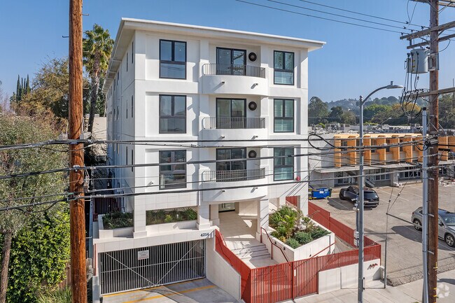 Foto del edificio - 4214 Fulton Ave