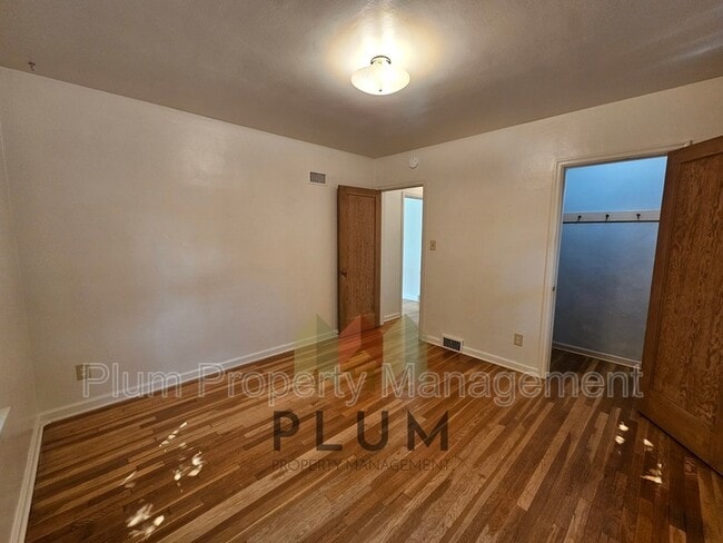 Building Photo - 407 S 5th St E