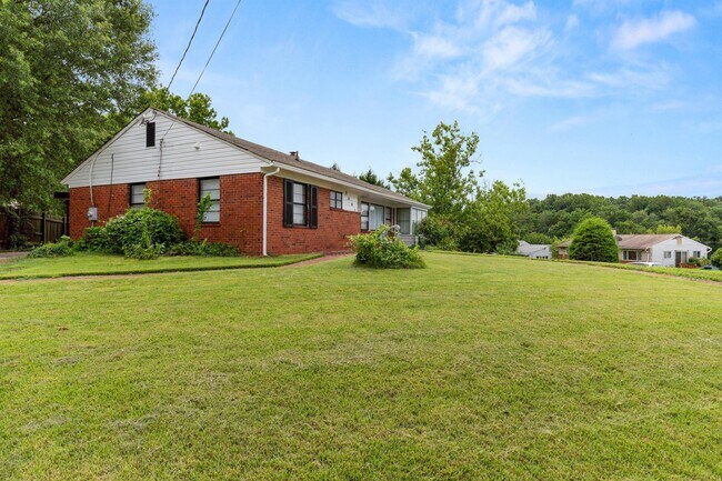 Building Photo - 2401 Berkley St