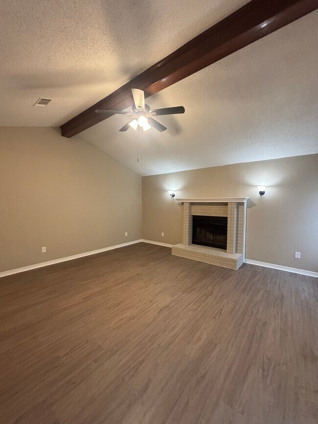 Building Photo - 14 Amy