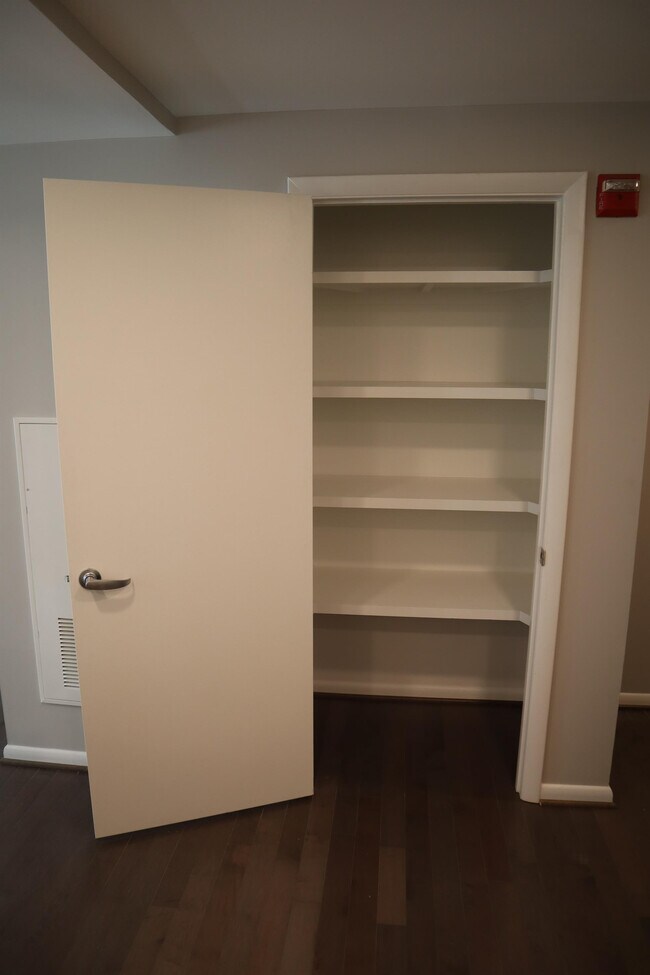 Foto del edificio - 350 G St SW