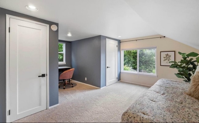 Building Photo - 16536 SE Newport Way