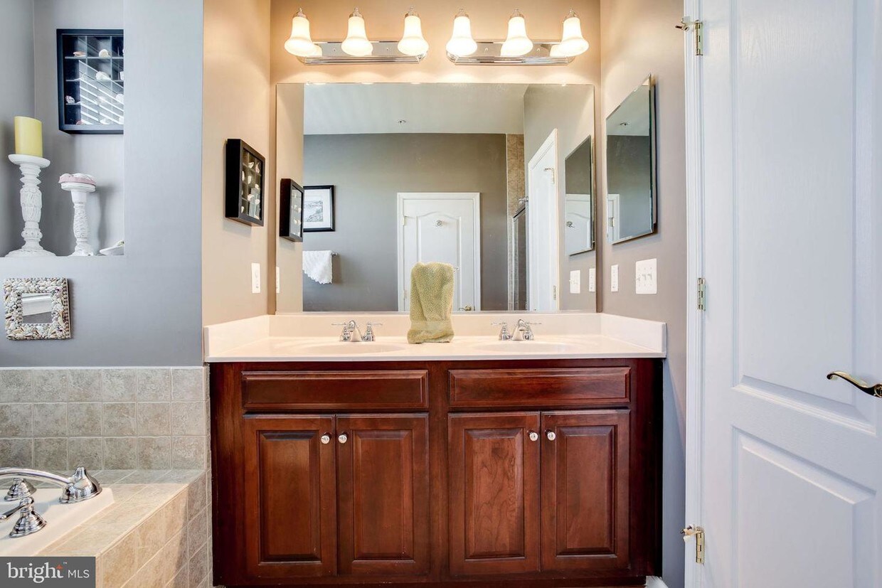 Foto principal - 43597 McDowell Sq
