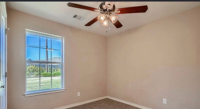 Building Photo - MOVE IN READY