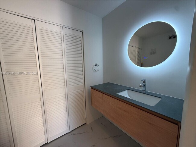 Foto del edificio - 3873 Alcantara Ave