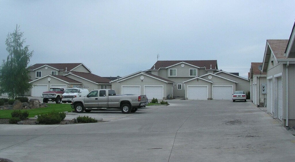 Primary Photo - Maple Villas