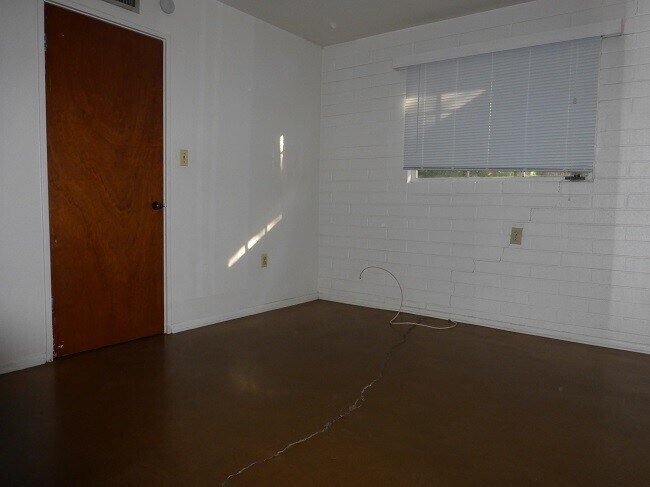 Building Photo - 1200 S Farmer Ave