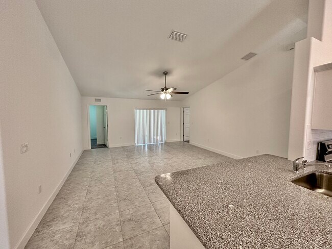 Building Photo - 5 Sedum Ct
