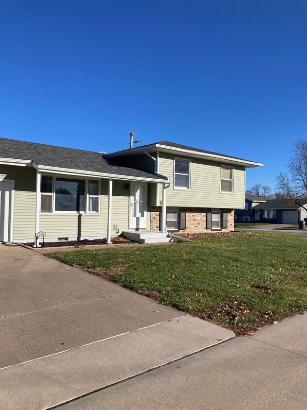 Foto principal - 3 Bedroom 2 Bath House in Bettendorf!