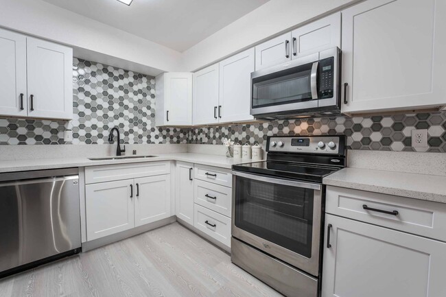 Building Photo - Cute REMODELED 2 Bedroom Condo in the Dese...