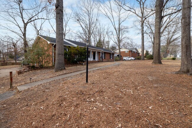 Foto del edificio - Exquisite 5-Bedroom Retreat: Luxury Living...