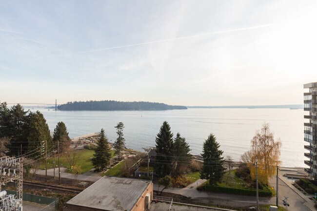 Photo du bâtiment - Hollyburn Plaza