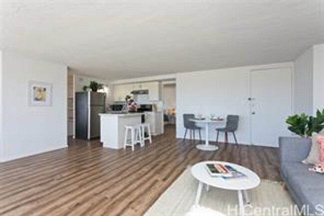 Foto del edificio - 37th Floor 2 Bed/ 2 Bath/ 1 Assigned parking Condo with views, A/C, Pool, & W/D in unit!