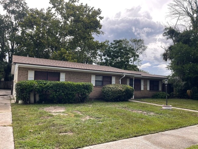 Foto del edificio - Freshly Painted 4 Bedroom Home Convenientl...