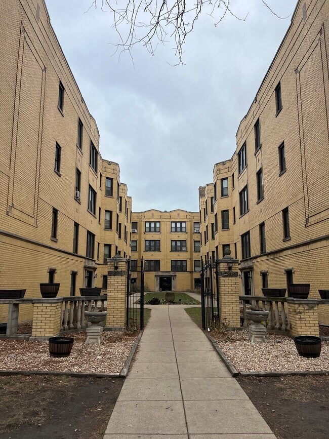 Foto del edificio - 3817 N Greenview Ave