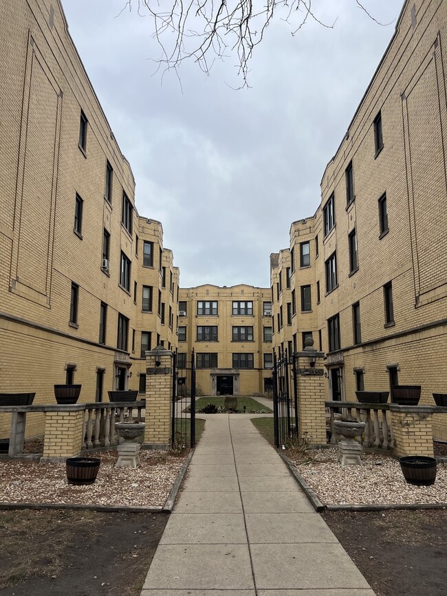 Foto del edificio - 3817 N Greenview Ave