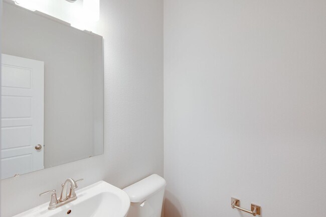 Foto del edificio - Now Leasing this Modern 3 Bedroom Townhome!