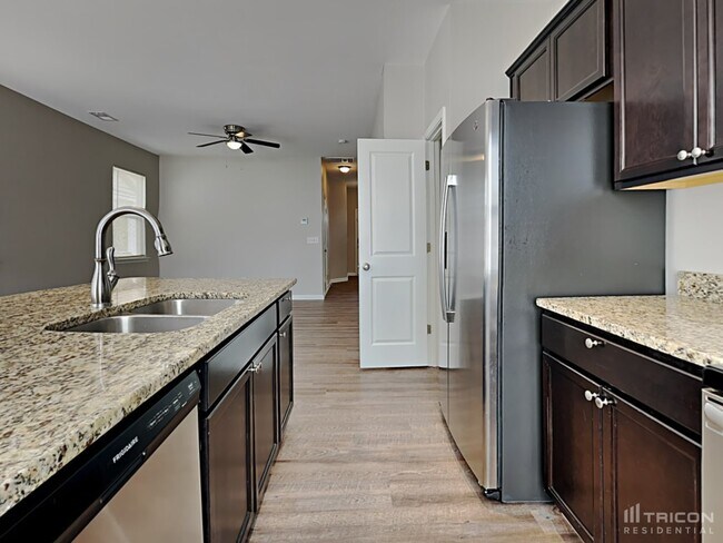 Foto del edificio - 323 Springwalk Ln