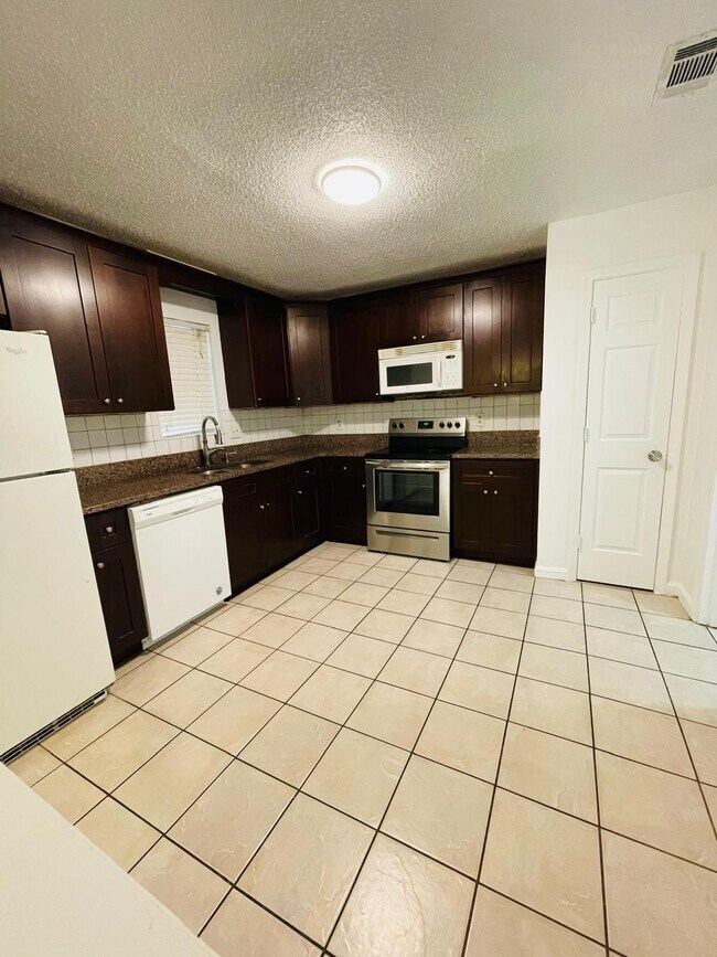 Building Photo - 406 Vineyard Pond Dr NW