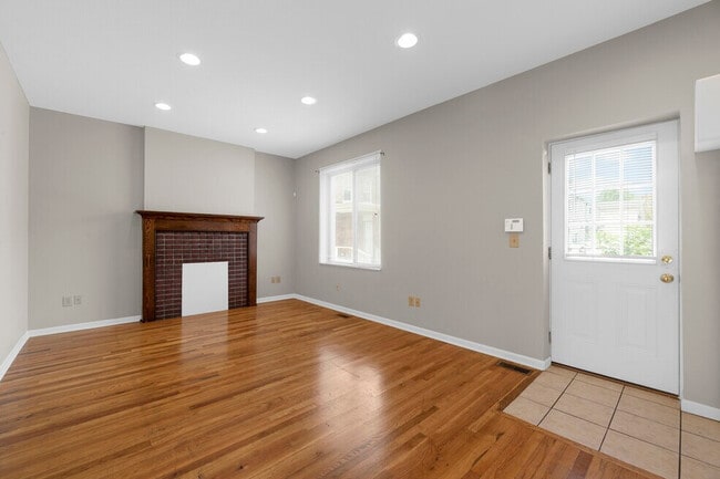 Building Photo - 242 E 12th Ave