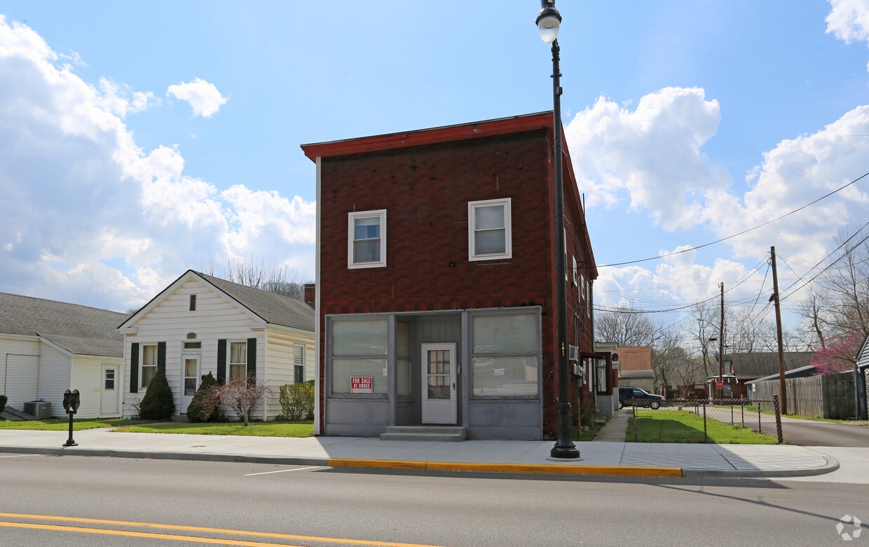 Building Photo - 320 Main St