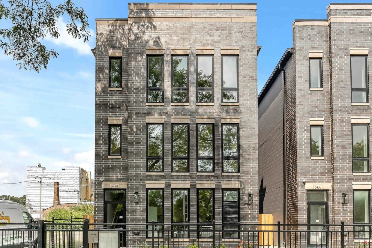 Foto principal - 5434 S Michigan Ave