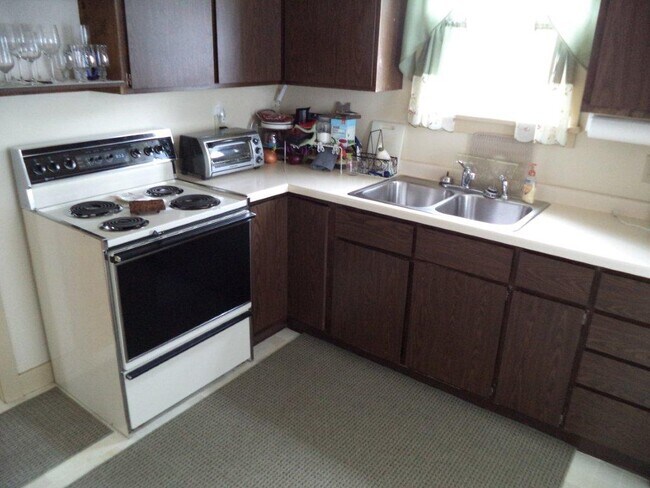 Building Photo - 553 Maceman St