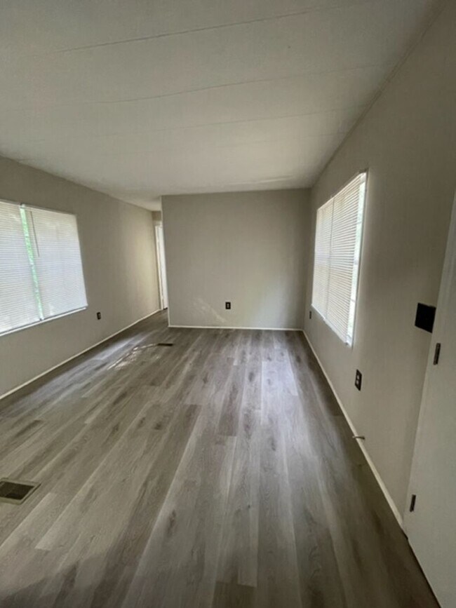 Building Photo - Adorable 2 bedroom 2 bath Mobile Home loca...