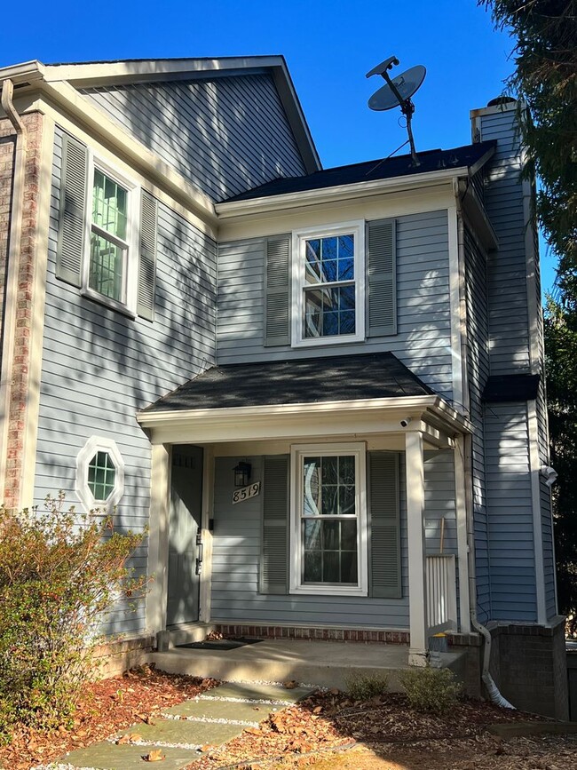 Building Photo - Newly Renovated 4 BR/3.5 BA Townhome in Su...