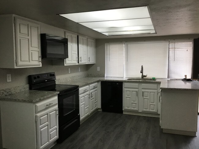 Building Photo - 3/2/2 Fantastic Open Floor Plan
