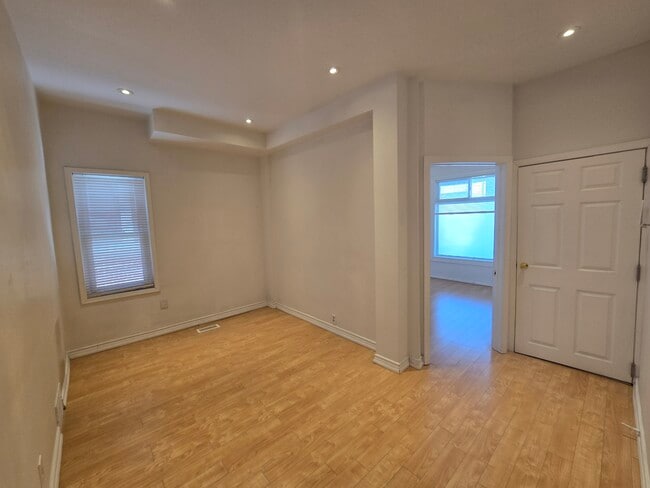 Building Photo - Stunning, very large two bedroom apt in St. Claire west ((St. Claire & Oakwood)) rarely available