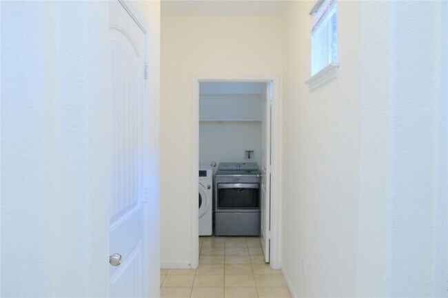 Foto del edificio - 2880 Donnell Dr